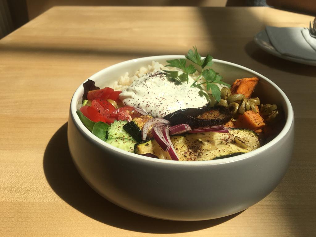 Bowl mit gebratenem Gemüse, Salat und einer Bärlauchcreme