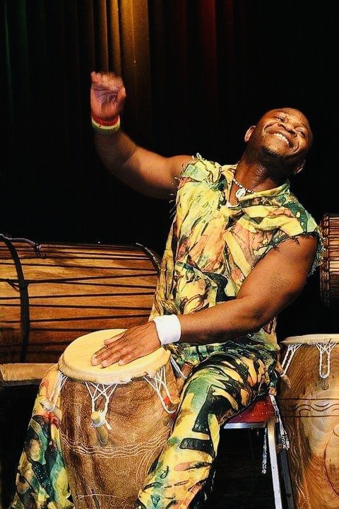 Ein afrikanischer Mann trommelt auf einer Surdo