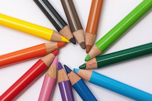Buntstifte im Kreis gelegt und nach Regenbogenfarben geordnet