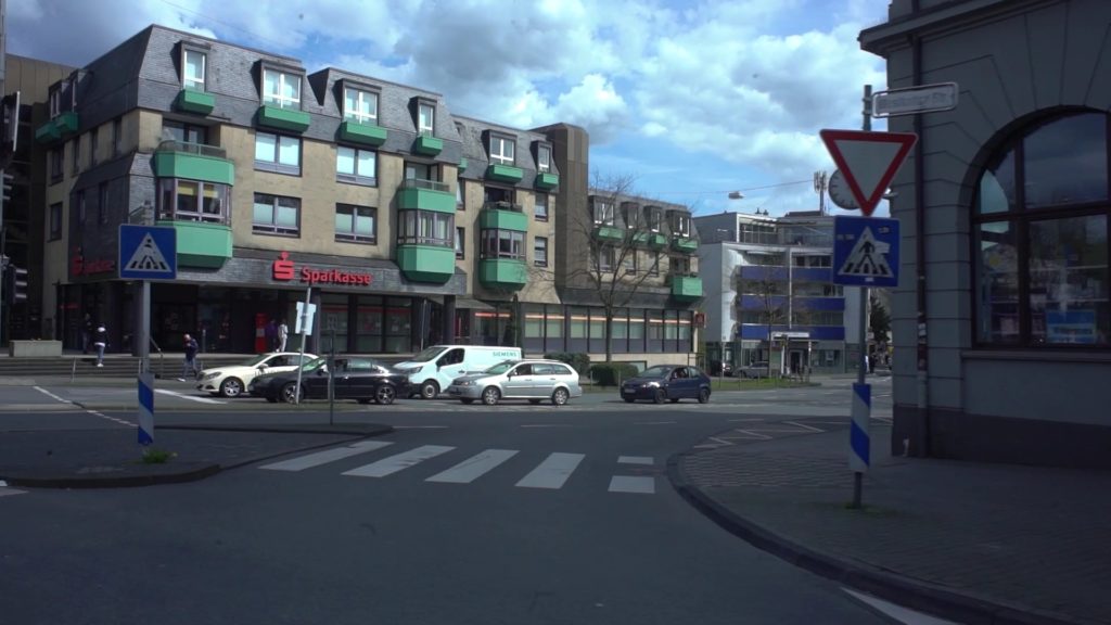 Eine Straßenkreuzung in Wichlinghausen - auf der anderen Straßenseite eine Filiale der Sparkasse