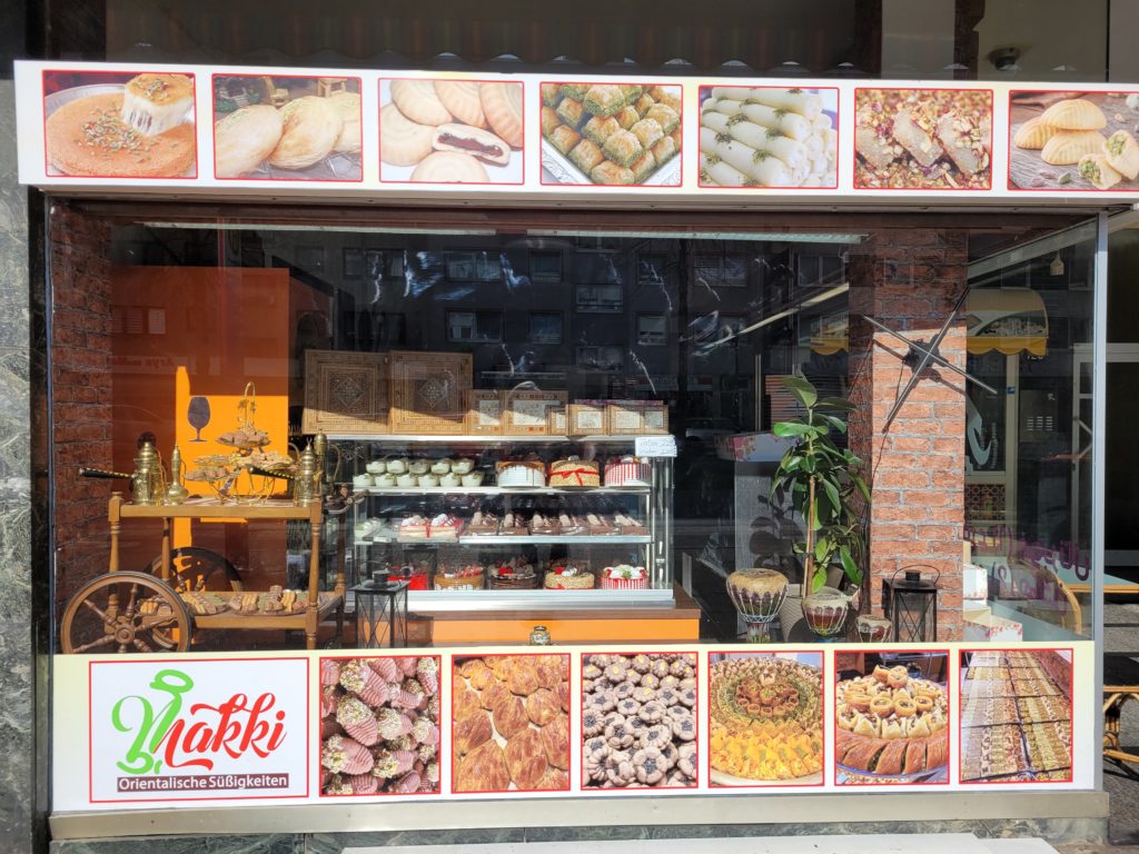 Schaufenster von einem orientalischen Süßwarengeschäft