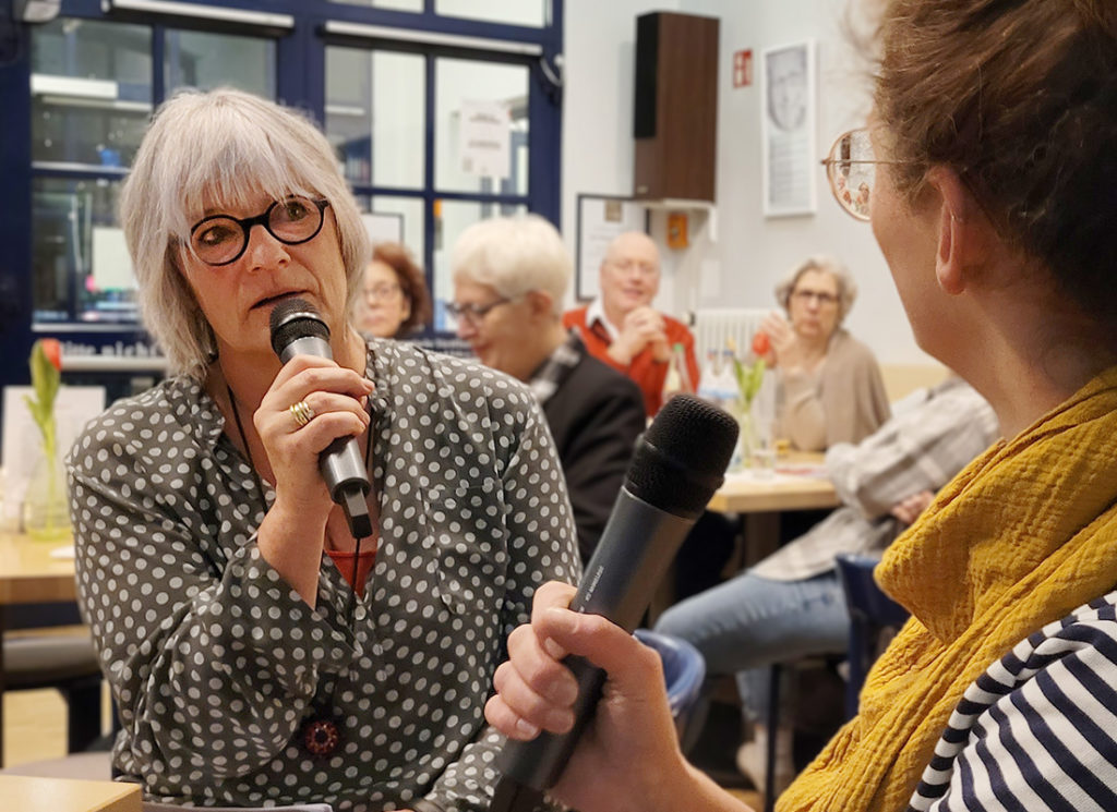 Frau mit Mikrofon interviewt andere Frau mit Mikrofon