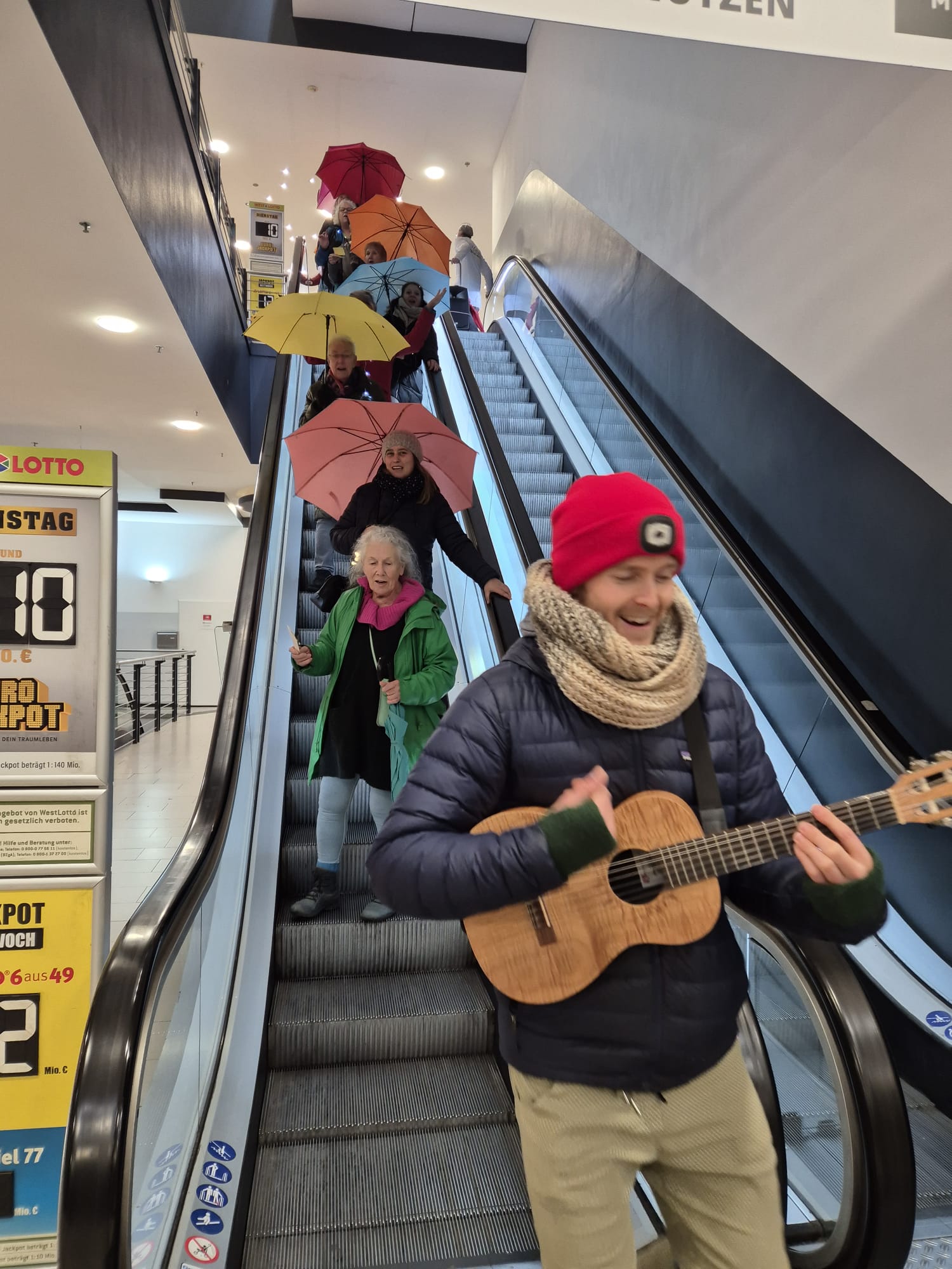 Mehr über den Artikel erfahren Rolltreppe up and down – Straßenchor unterwegs