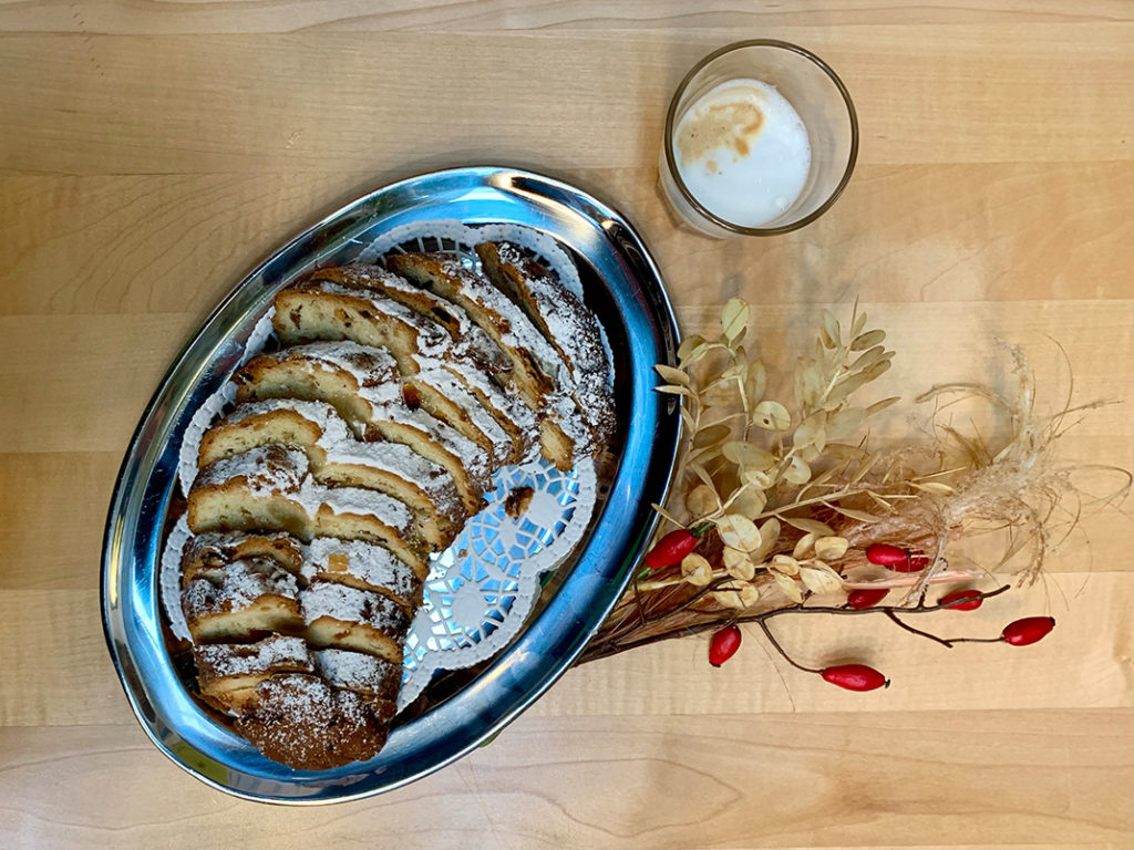 Aufgeschnittener Stollen auf Servierblech