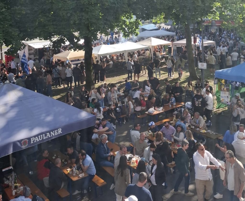 Viele Menschen auf Bierbänken und Zelten
