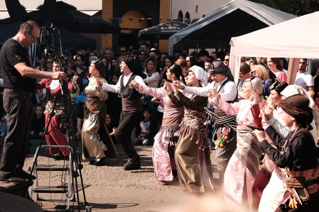 Menschen tanzen in traditionellen Kleidern