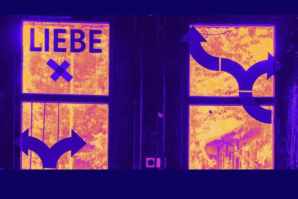 Grafik mit Verkehrspfeilen und dem Wort "Liebe"