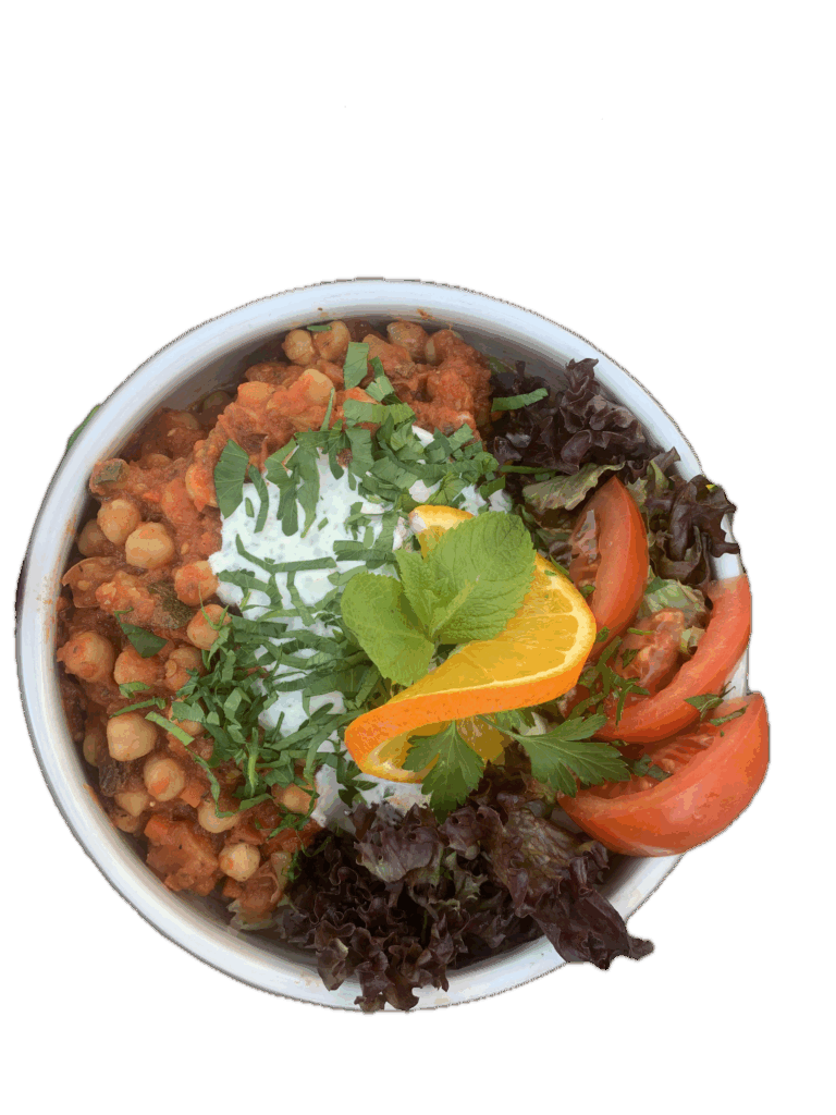eine Schale mit Kichererbsen, Salat, Tomaten und Orangenscheibe