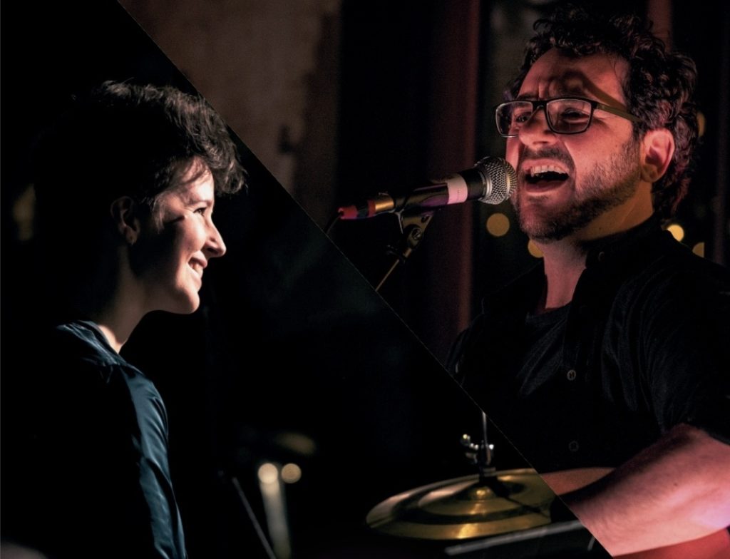 Zwei Menschen machen miteinander Musik