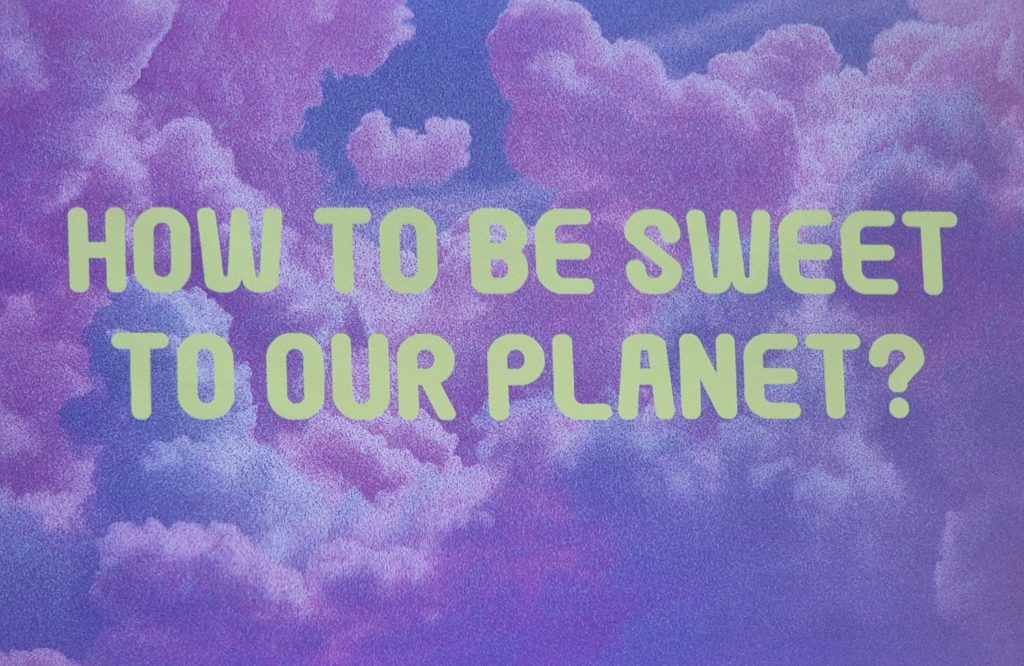 Lila Wolke und die Aufschrift: HOW TO BE SWEET TO OUR PLANET?