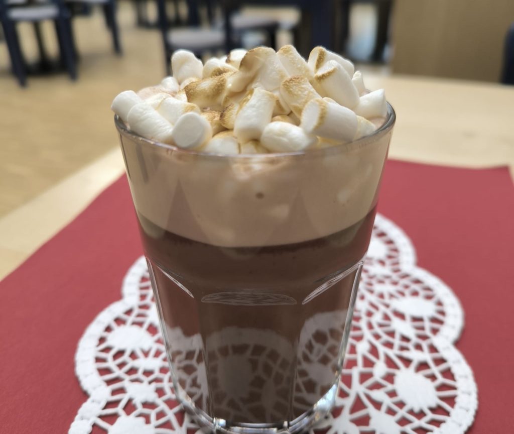 Eine heiße Schokolade mit Marshmallows oben drauf