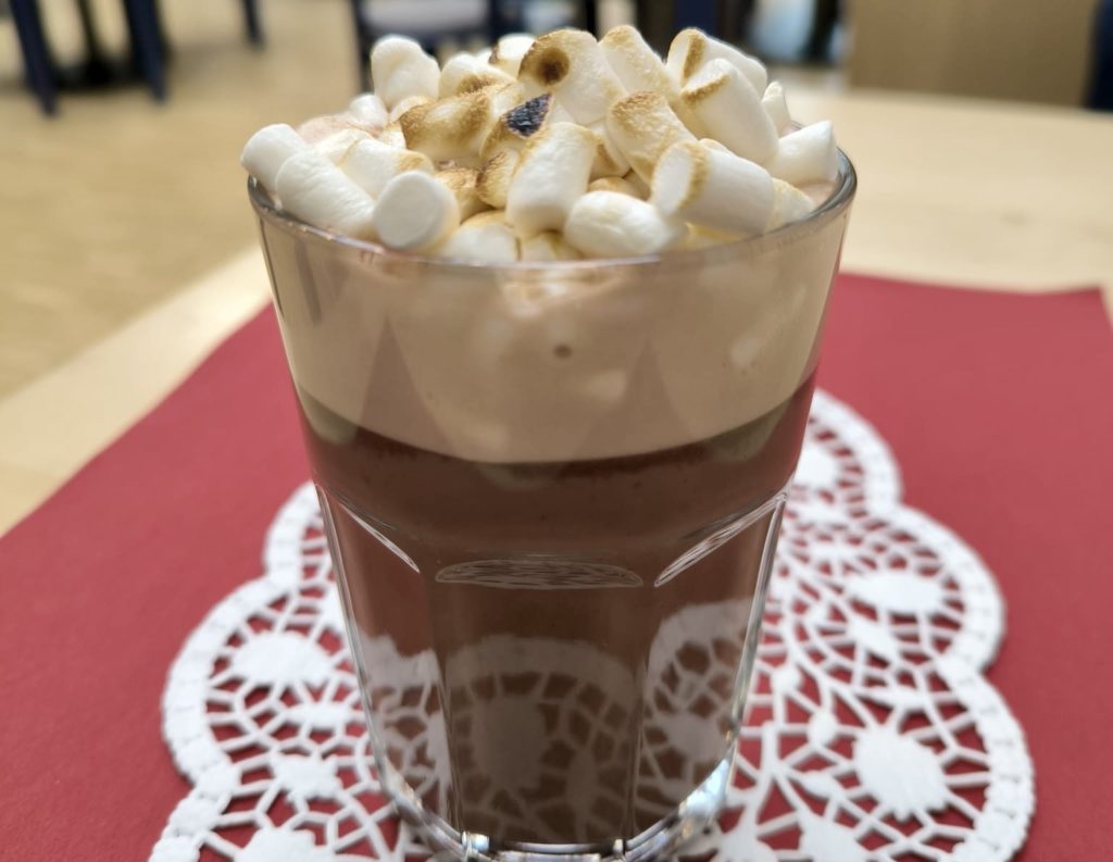 Eine heiße Schokolade mit Marshmallows oben drauf