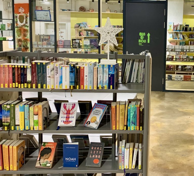 Ein Bücherregal steht neben Turnmatten und Höhlen-Schaukeln