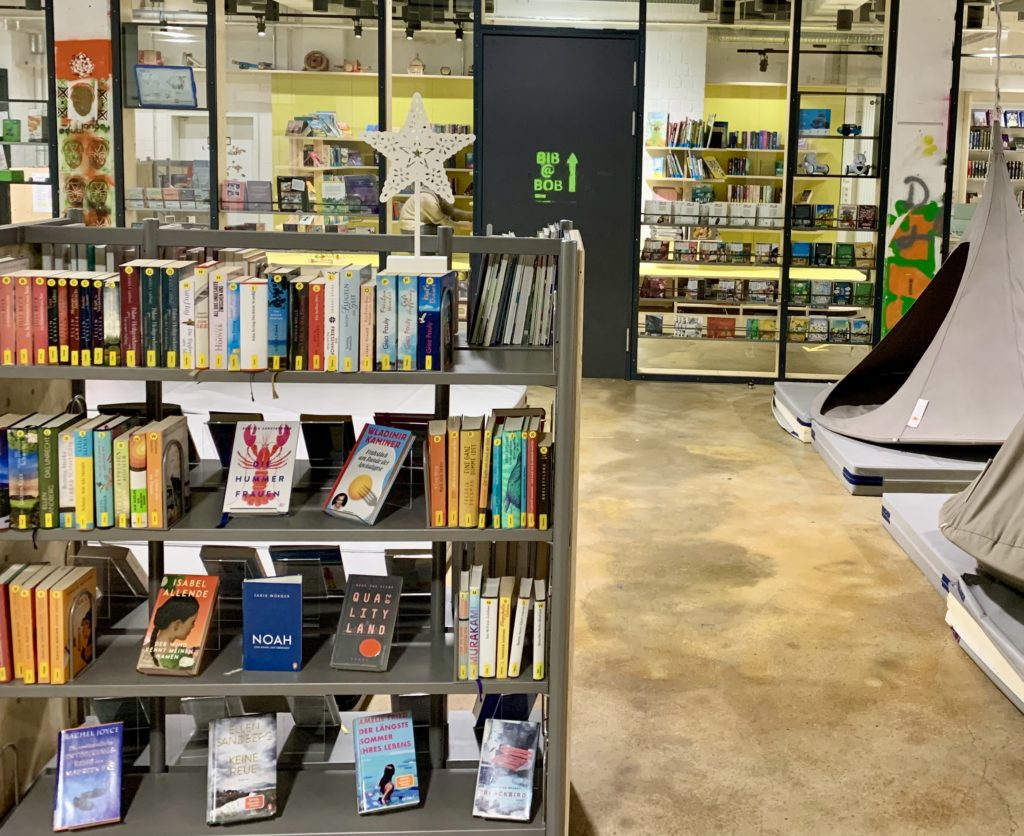 Ein Bücherregal steht neben Turnmatten und Höhlen-Schaukeln