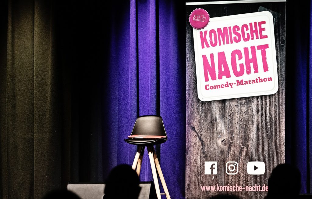 Ein leerer Hocker steht auf einer Bühne