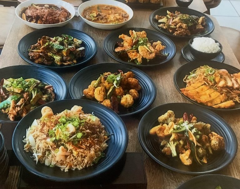 Schalen mit asiatischem Essen