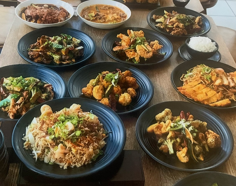 Schalen mit asiatischem Essen