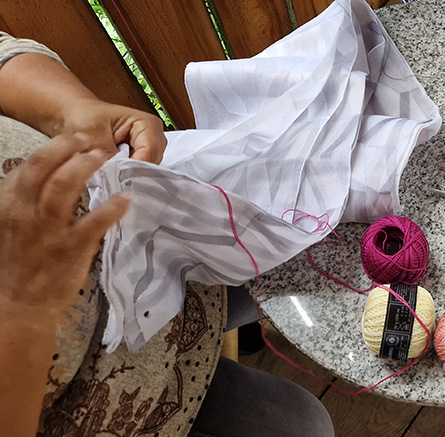 Frau stickt auf Stoff