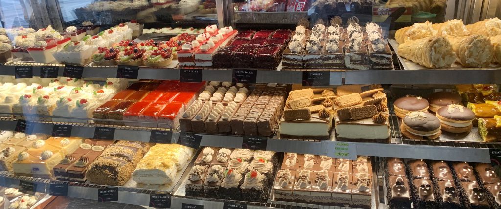 Viele Kuchen und Torten stehen in einem Kühlschrank