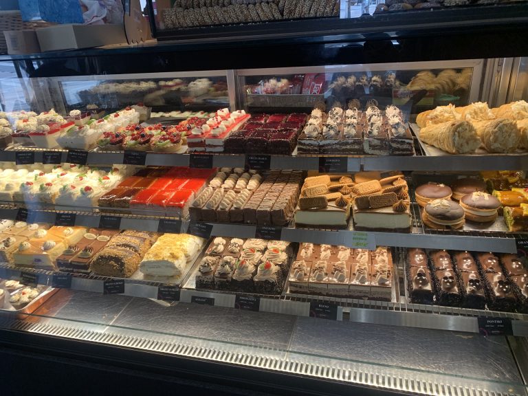 Viele verschiedene Kuchen und Torten stehen in einem Kühlschrank