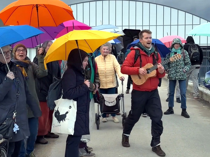 Gitarrenspieler und singende menschen mit regenschirm